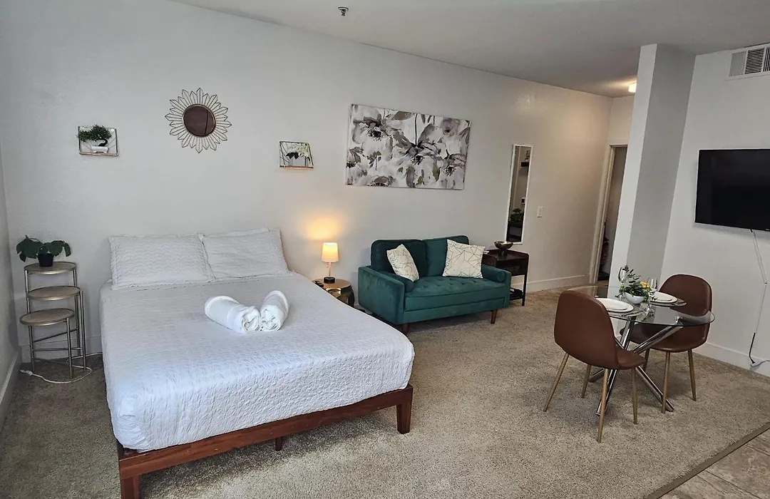 Exclusive Suites In Mdr-Venice With Pool, Gym & Hottub-1
