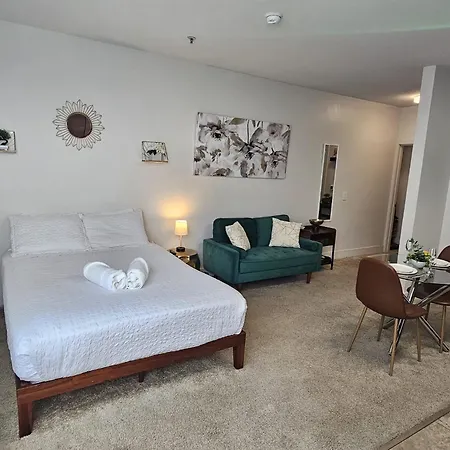 Exclusive Suites In Mdr-Venice With Pool, Gym & Hottub-3